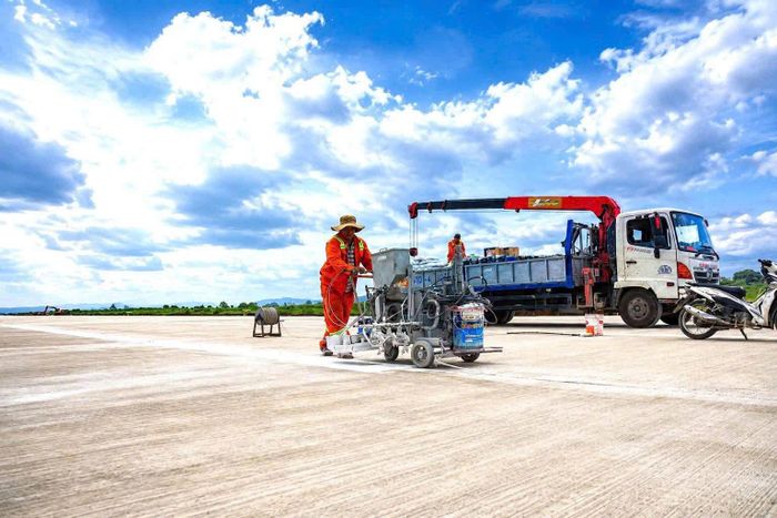 Gấp rút thi công nâng cấp đường bay. Ảnh: Diễm Thương