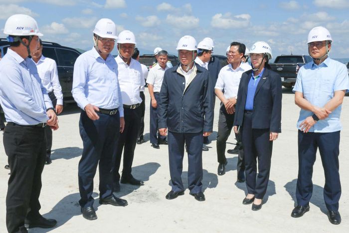 Đồng chí Y Thanh Hà Niê Kđăm, Ủy viên Ban Chấp hành Trung ương Đảng, Bí thư Tỉnh ủy, Trưởng Đoàn ĐBQH tỉnh Lâm Đồng cùng các đồng chí trong Đoàn công tác nghe đại diện ACV báo cáo tiến độ dự án