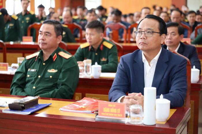 Đồng chí Đặng Hồng Sỹ, Phó Bí thư Thường trực Tỉnh ủy và Thiếu tướng Lê Xuân Bình, Phó Tư lệnh, kiêm Tham mưu trưởng Quân khu 7 dự hội nghị