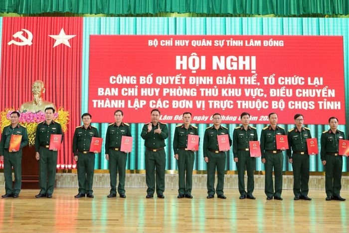 Thiếu tướng Lê Xuân Bình, Phó Tư lệnh, kiêm Tham mưu trưởng Quân khu 7 trao quyết định về công tác cán bộ