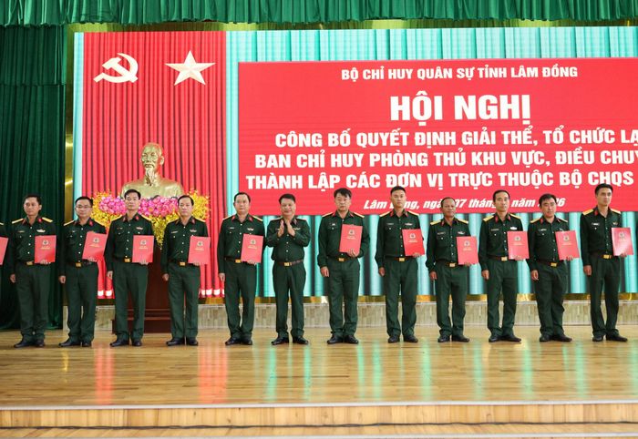 Thiếu tướng Đinh Hồng Tiếng, Ủy viên Ban Thường vụ Tỉnh ủy, Phó Bí thư Đảng ủy, Chỉ huy trưởng Bộ CHQS tỉnh trao quyết định về công tác cán bộ