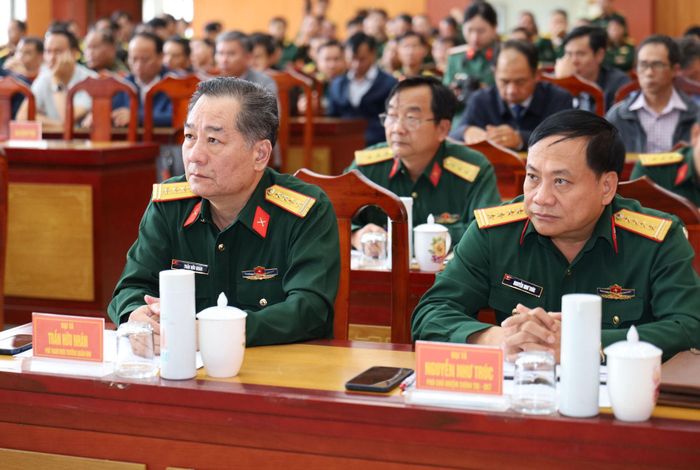 Lãnh đạo các cơ quan, đơn vị thuộc Quân khu 7 dự hội nghị