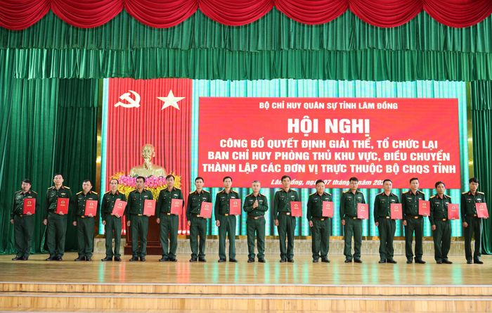 Đại tá Nguyễn Văn Sơn, Tỉnh ủy viên, Phó Bí thư Thường trực Đảng ủy Quân sự tỉnh, Chính ủy Bộ CHQS tỉnh trao quyết định về công tác cán bộ