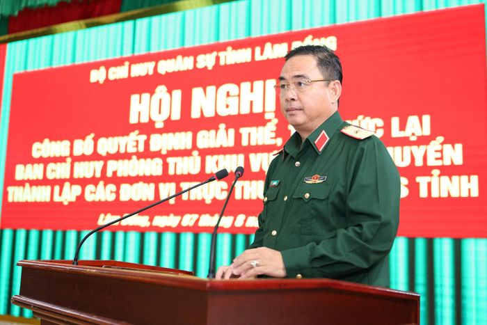 Thiếu tướng Lê Xuân Bình, Ủy viên Ban Thường vụ Đảng ủy, Phó Tư lệnh, kiêm Tham mưu trưởng Quân khu 7 phát biểu chỉ đạo tại hội nghị