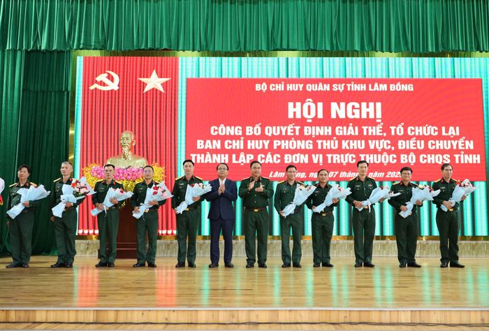 Đồng chí Đặng Hồng Sỹ, Phó Bí thư Thường trực Tỉnh ủy và Thiếu tướng Lê Xuân Bình, Phó Tư lệnh, kiêm Tham mưu trưởng Quân khu 7 tặng hoa cho các sĩ quan nguyên là Chỉ huy trưởng, Chính ủy các Ban Chỉ huy Phòng thủ khu vực