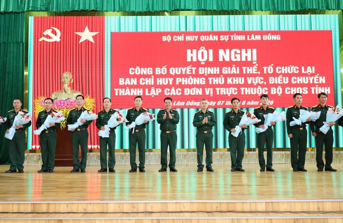 Thiếu tướng Đinh Hồng Tiếng, Chỉ huy trưởng Bộ CHQS tỉnh và Đại tá Nguyễn Văn Sơn, Chính ủy Bộ CHQS tỉnh tặng hoa cho chỉ huy các đơn vị vừa được thành lập