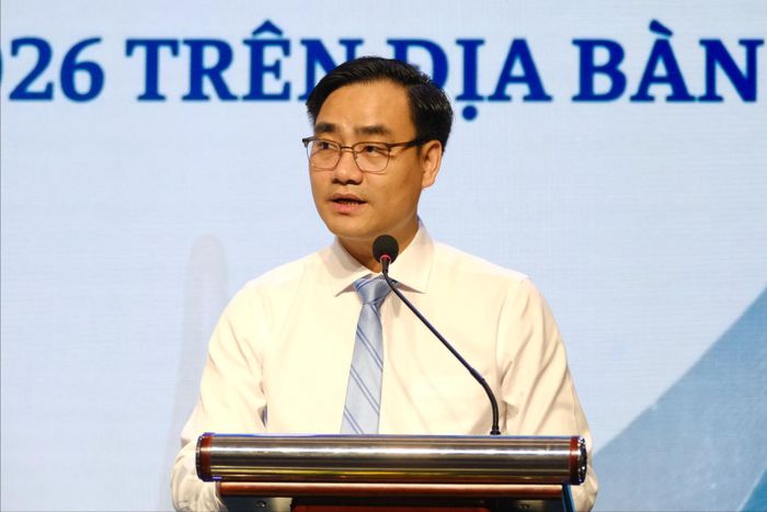 Phó Giám đốc Trung tâm Xúc tiến Đầu tư, Thương mại và Du lịch tỉnh Lâm Đồng Đinh Ngọc Hiếu phát biểu tại hội nghị