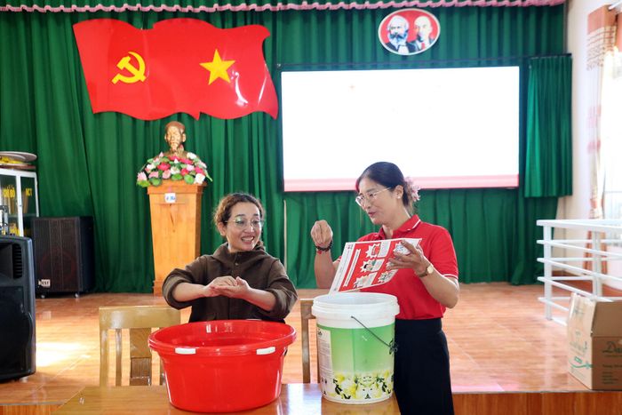 Chị Liêng Hót K’Sớp được tình nguyện viên hướng dẫn về quy trình rửa tay 6 bước