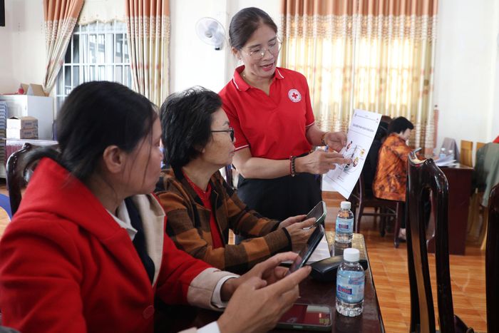 Người dân xã Hiệp Thạnh được hướng dẫn cách sơ cấp cứu tâm lý