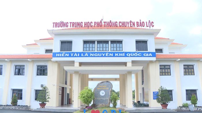 Trường THPT Chuyên Bảo Lộc đang được đầu tư đồng bộ cơ sở vật chất, tạo môi trường học tập hiện đại, góp phần đào tạo nhân tài và nguồn nhân lực chất lượng cao cho tỉnh Lâm Đồng