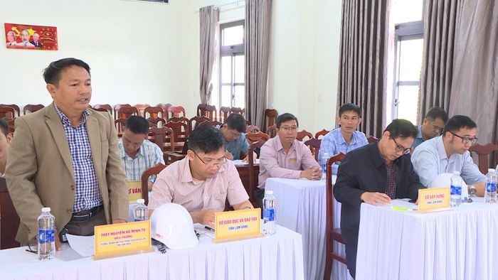 Chủ đầu tư, nhà trường và các đơn vị liên quan báo cáo tiến độ thực hiện dự án tại buổi làm việc với lãnh đạo UBND tỉnh