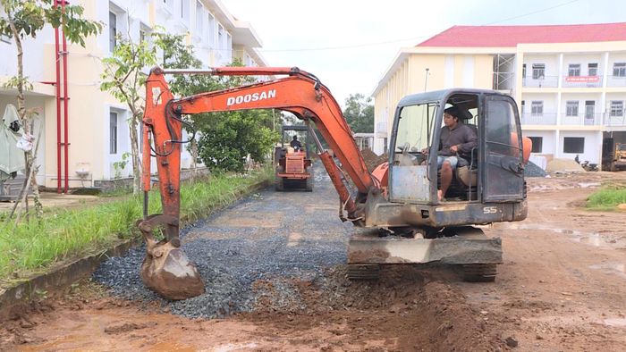 Các phương tiện cơ giới được huy động tối đa, tăng tốc hoàn thiện hạ tầng, quyết tâm hoàn thành công trình đúng tiến độ