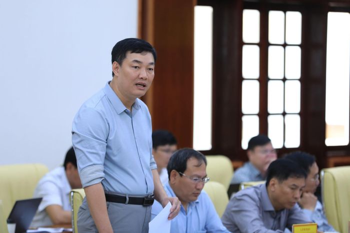 Phó Chánh Văn phòng UBND tỉnh Lâm Đồng Đinh Ngọc Nhân trao đổi về hướng tháo gỡ và quan điểm giải quyết các dự án còn khó khăn, vướng mắc