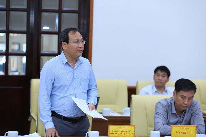 Giám đốc Ban Quản lý các dự án đầu tư xây dựng số 3 tỉnh Lâm Đồng Hà Sỹ Sơn báo cáo tình hình triển khai các dự án lớn của đơn vị làm chủ đầu tư
