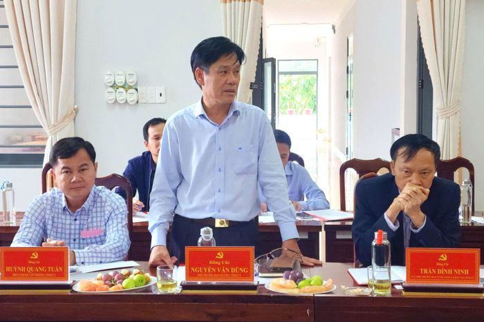 Đồng chí Nguyễn Văn Dũng, Phó trưởng Ban Tổ chức Tỉnh ủy Lâm Đồng trao đổi về công tác quản lý, bố trí sử dụng cán bộ, công chức