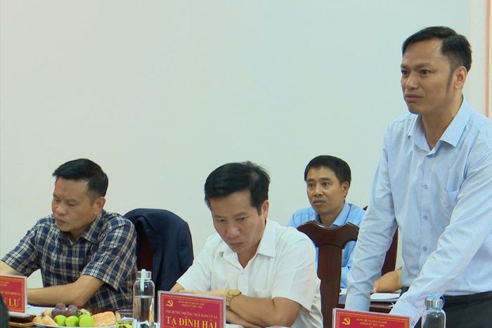 Đồng chí Mai Văn Tùng, Chủ tịch UBND xã Quảng Khê nêu một số khó khăn, vướng mắc trên địa bàn trong thời gian qua