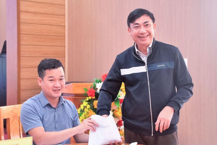 Đồng chí Nguyễn Thanh Hùng, Phó Giám đốc Báo và Phát thanh, Truyền hình Lâm Đồng bốc thăm tại cuộc họp chuyên môn