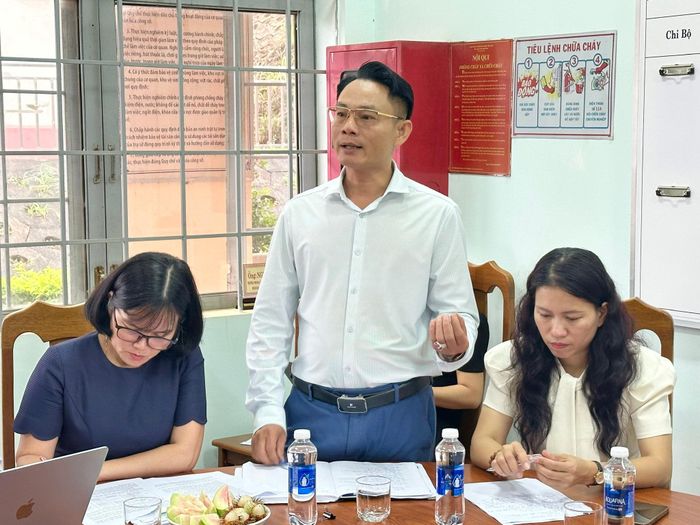 Ông Trần Thanh Ảnh, Phó Giám đốc Trung tâm Hỗ trợ phát triển giáo dục hòa nhập - Gia Nghĩa trả lời những ý kiến của đoàn khảo sát