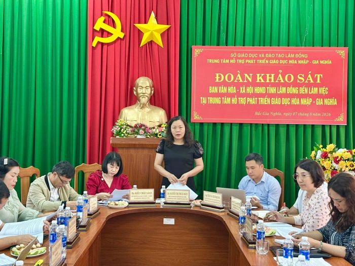 Đồng chí Nguyễn Thị Thuận Bích, Phó Chủ tịch kiêm Trưởng Ban Văn hóa - Xã hội HĐND tỉnh phát biểu tại buổi khảo sát