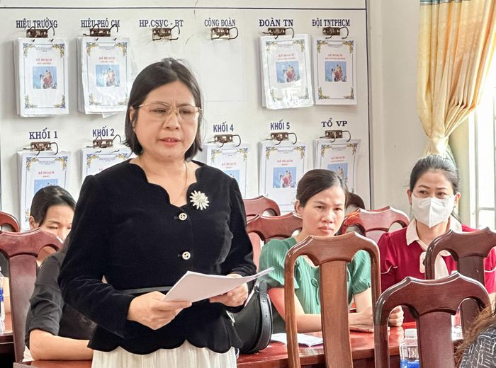 Bà Nguyễn Thị Mai, Hiệu trưởng Trường Tiểu học Võ Thị Sáu thông tin về thực hiện chế độ, chính sách cho học sinh khuyết tật tại nhà trường