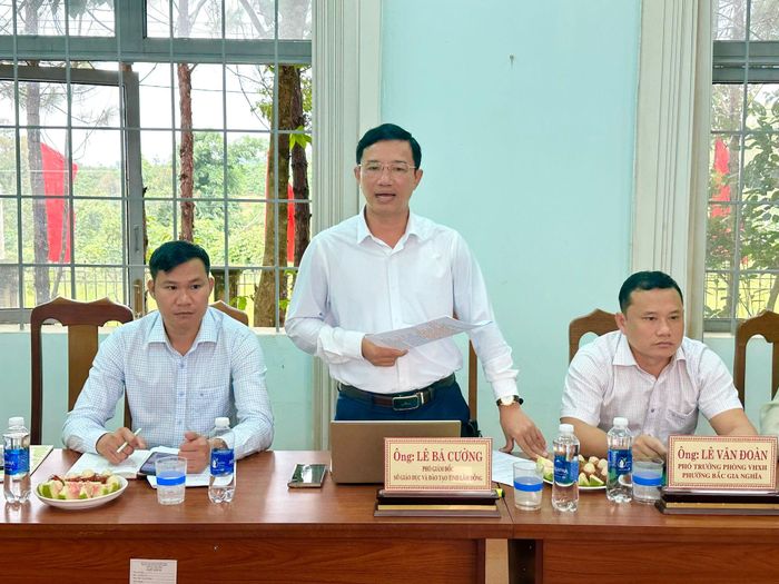 Ông Lê Bá Cường, Phó Giám đốc Sở Giáo dục và Đào tạo phát biểu tại buổi khảo sát