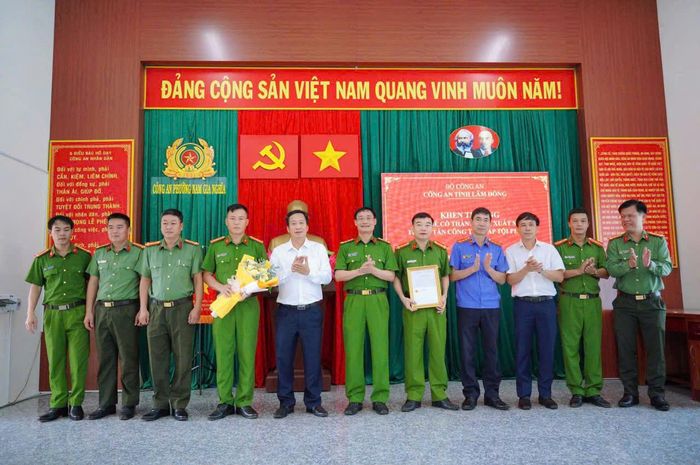 Đại tá Nguyễn Văn Dũng, Phó Giám đốc Công an tỉnh Lâm Đồng và đồng chí Ngô Đức Trọng, Bí thư Đảng ủy, Chủ tịch HĐND phường Nam Gia Nghĩa trao thưởng cho các tập thể, cá nhân có thành tích