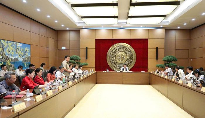 Quang cảnh diễn ra phiên thảo luận của Tổ 7