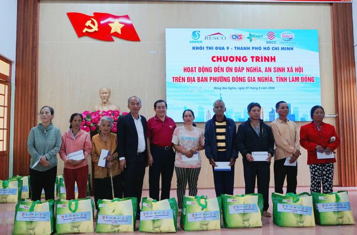 Ông Nguyễn Phú Nghĩ, Phó Chủ tịch Ủy ban MTTQ Việt Nam tỉnh Lâm Đồng và đại diện Khối Thi đua số 9 - TP Hồ Chí Minh trao 20 phần quà cho các hộ gia đình đồng bào dân tộc thiểu số