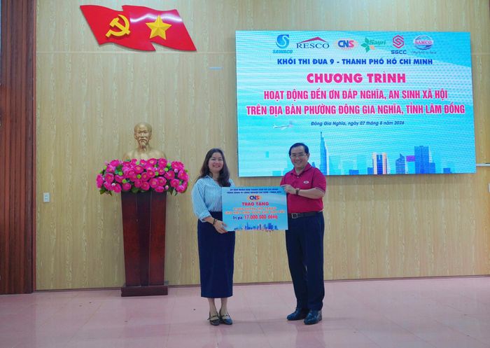 Ông Huỳnh Ngọc Thông, Phó Tổng Giám đốc Công ty Công nghiệp Sài Gòn TNHH MTV, Khối trưởng Khối thi đua 9 - TP Hồ Chí Minh trao tặng 2.000 quyển vở cho Ủy ban MTTQ Việt Nam phường Đông Gia Nghĩa