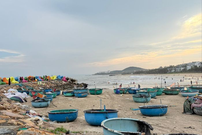 Phó Chủ tịch UBND tỉnh Nguyễn Minh yêu cầu địa phương vận động người dân neo đậu thuyền thúng đúng nơi quy định, tạo cảnh quan xanh - sạch - đẹp