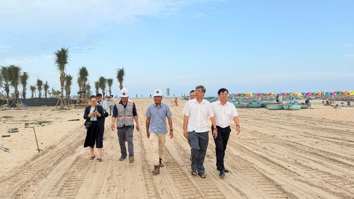 Phó Chủ tịch UBND tỉnh Nguyễn Minh và lãnh đạo phường Phú Thủy khảo sát công trình công viên Bãi đá Ông Địa
