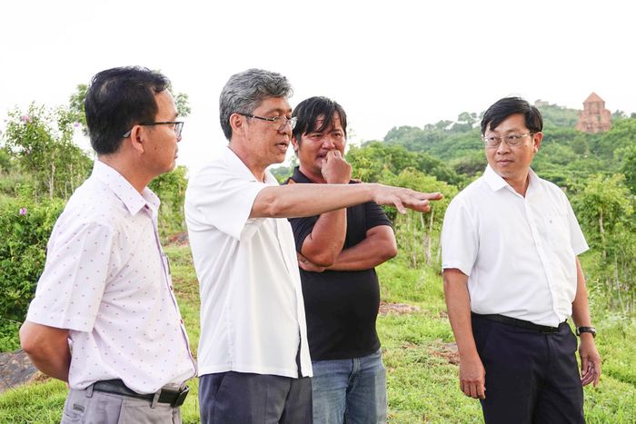 Phó Chủ tịch UBND tỉnh Nguyễn Minh tham quan Đồi Bằng lăng (dốc Lầu Ông Hoàng)