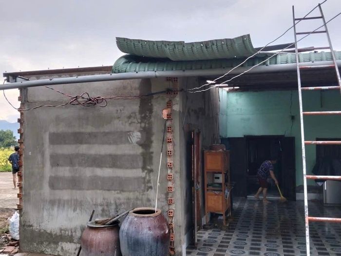 Người dân Hàm Thuận Bắc khắc phục hậu quả sau tốc mái