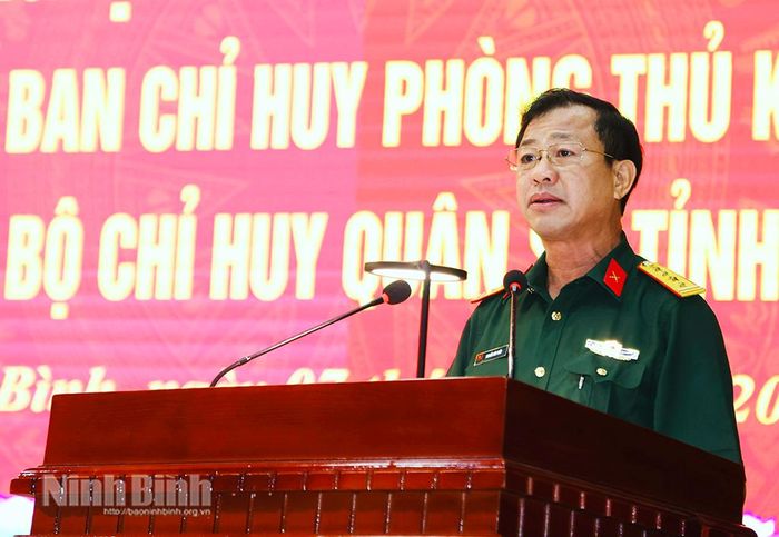 Đồng chí Đại tá Nguyễn Văn Tuấn, Phó Chỉ huy trưởng Bộ CHQS tỉnh công bố các Quyết định.