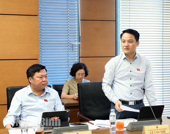 Đại biểu Lê Văn Thế, Tỉnh ủy viên, Phó Trưởng Đoàn ĐBQH chuyên trách tỉnh Ninh Bình thảo luận tại Tổ.