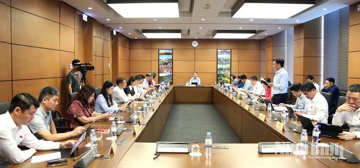 Đoàn ĐBQH tỉnh Ninh Bình tham gia thảo luận tại Tổ cùng Đoàn ĐBQH tỉnh Sơn La.