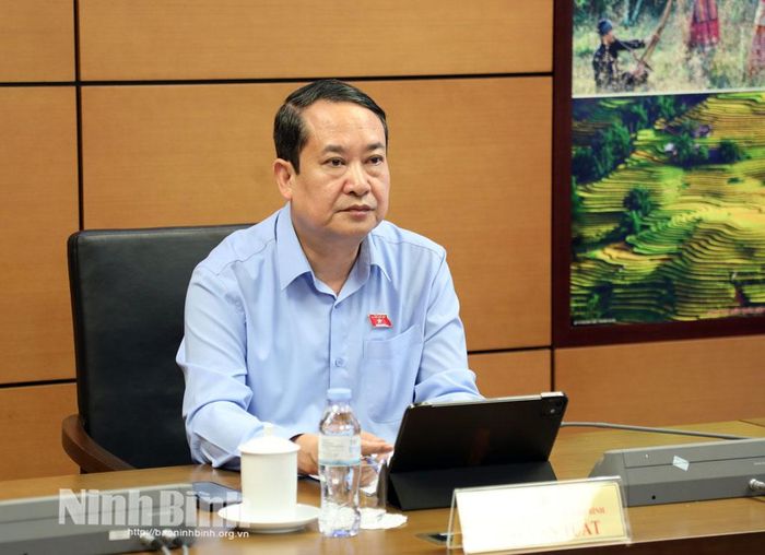 Đồng chí Mai Văn Tuất, Phó Bí thư Tỉnh ủy, Trưởng Đoàn ĐBQH tỉnh Ninh Bình chủ trì phiên thảo luận.