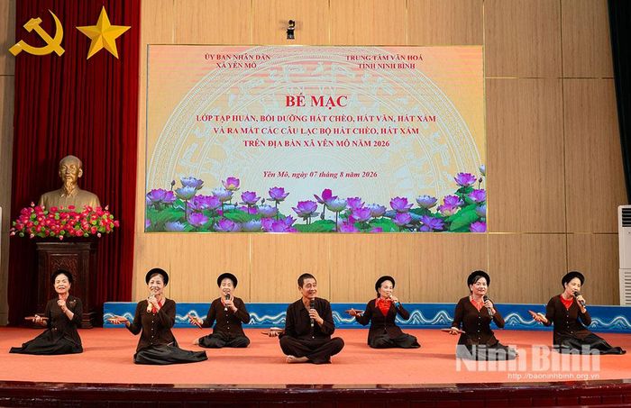 Tiết mục hát Xẩm do các thành viên lớp tập huấn biểu diễn tại lễ bế mạc.
