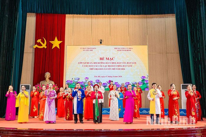Tiết mục hát Chèo do các thành viên lớp tập huấn biểu diễn tại lễ bế mạc.