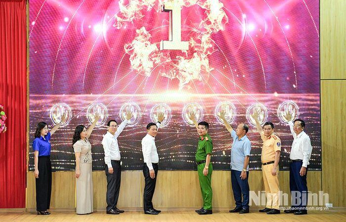 Các đại biểu ấn nút phát động chiến dịch đào tạo kỹ năng “Lái xe mô tô, xe gắn máy an toàn” và ra mắt mô hình Khu công nghiệp an toàn giao thông.