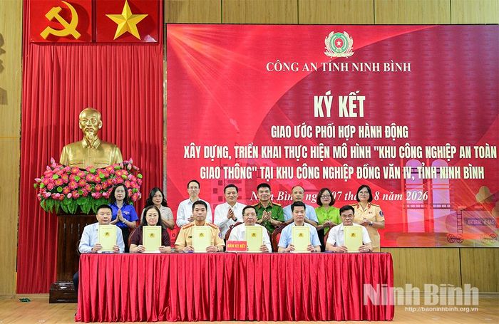 Đại diện các đơn vị ký kết giao ước phối hợp hành động xây dựng, triển khai thực hiện mô hình Khu công nghiệp an toàn giao thông tại Khu công nghiệp Đồng Văn IV.