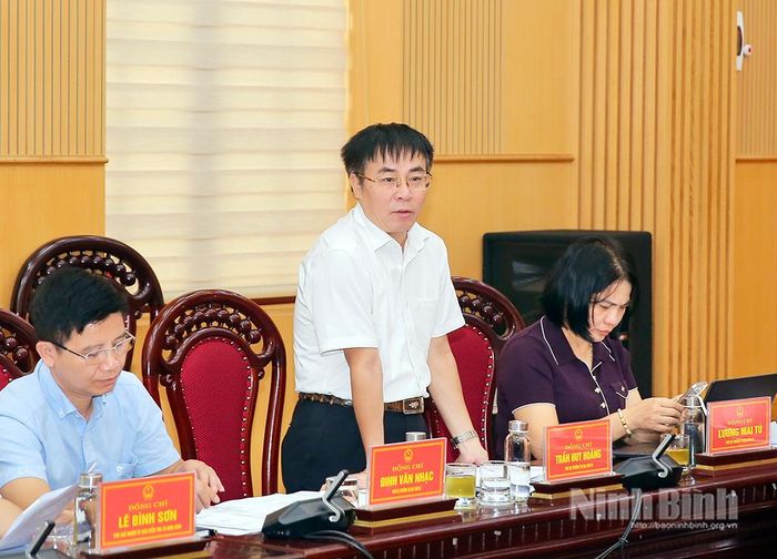 Đồng chí Trần Huy Hoàng, Phó Vụ trưởng Vụ địa bàn III, thành viên Tổ Giám sát số 61 phát biểu tại hội nghị.