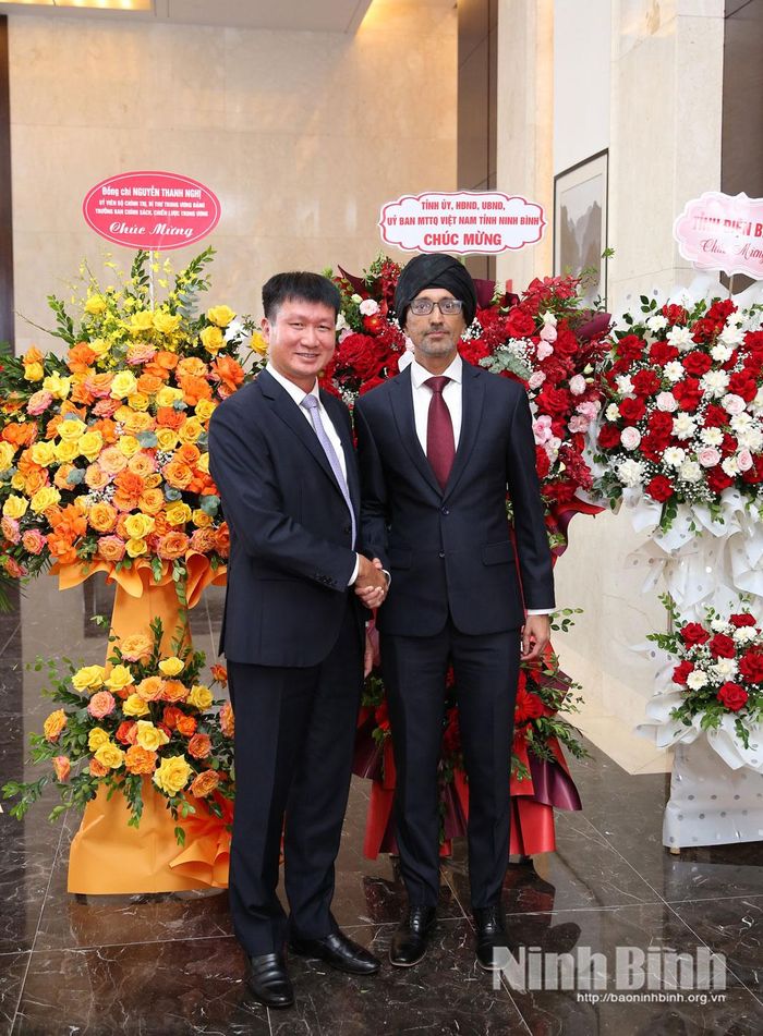 Đồng chí Trần Huy Tuấn, Ủy viên Trung ương Đảng, Bí thư Tỉnh ủy chụp ảnh lưu niệm cùng Đại sứ Singapore tại Việt Nam.
