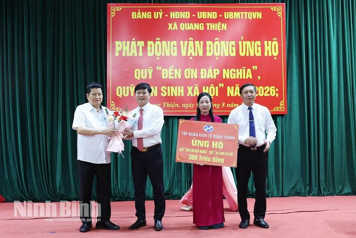 Lãnh đạo xã Quang Thiện tặng hoa, tri ân các doanh nghiệp, cá nhân ủng hộ xây dựng Quỹ “Đền ơn đáp nghĩa" và Quỹ “An sinh xã hội”.