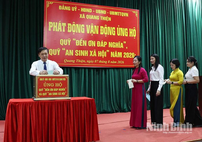 Cán bộ, công chức xã Quang Thiện tham gia ủng hộ Quỹ “Đền ơn đáp nghĩa" và Quỹ “An sinh xã hội”.