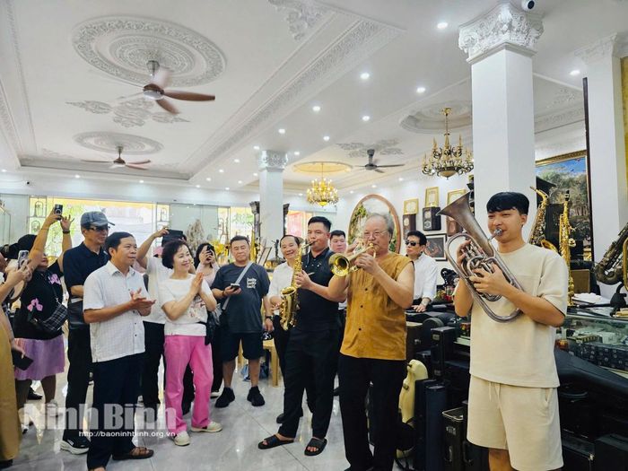 Không gian du lịch được mở rộng sau sáp nhập giúp Ninh Bình sở hữu kho tàng di sản và làng nghề phong phú (như nghề kèn đồng Phạm Pháo), tạo nên những sản phẩm trải nghiệm văn hóa đa dạng.