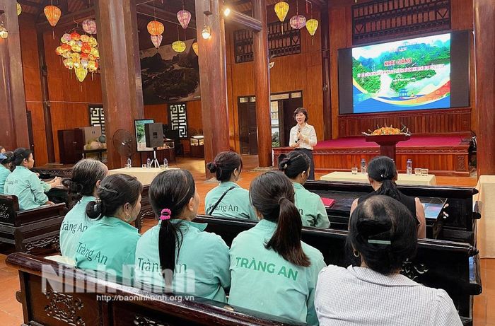 Bồi dưỡng kiến thức, kỹ năng giao tiếp, ứng xử văn minh du lịch cho người lái đò ở Tràng An.