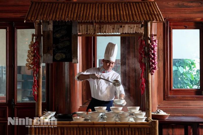 Đội ngũ làm nghề được đào tạo bài bản góp phần quảng bá nét đẹp văn hóa ẩm thực Cố đô chuyên nghiệp, ấn tượng đến với du khách.