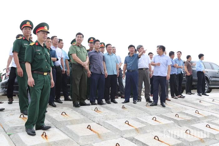 Đoàn công tác kiểm tra tuyến đê, kè Hải Thịnh vừa được hoàn thiện trước mùa mưa bão năm nay.