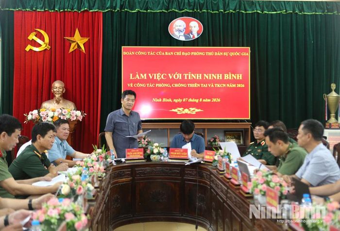 Đồng chí Phó Chủ tịch UBND tỉnh Trần Anh Dũng phát biểu tại hội nghị.
